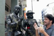 Felipe Crespo reconoció el talentos de Carlos Alberto Bolívar Rivera y Alba Bohórquez, las estatuas humanas que trabajan en las calles de Guayaquil