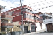 Hace poco, una familia ocupaba la vivienda que habría sido alquilada a los dueños del club. Vecinos evidenciaron que era un negocio nocturno.