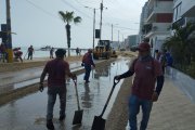 El Malecón de Salinas fue cerrado por fuerte oleaje