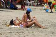 Para disfrutar en la playa use gafas, sombrero que cubran orejas y cuello. Aplíquese protector continuamente.