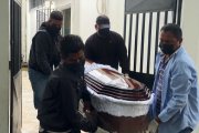 La familia trasladó el féretro para velar a su ser querido.
