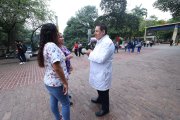 Ecuador Montenegro le plantea su propuesta política a dos jóvenes universitarias.