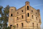 El castillo de la Isabela está abandonado en las afueras de Córdoba, España, y puede ser visitado por las personas.