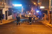 La Policía levantó varios indicios balísticos en la escena.