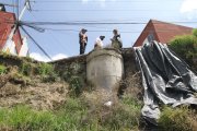 Los vecinos mostraron la magnitud del talud, donde colocaron plásticos negros para mitigar el impacto de las lluvias.