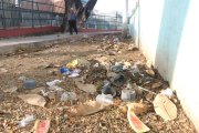Los usuarios tienen que caminar junto a la basura que no ha sido recogida.