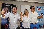 La noche del domingo, los candidatos de la Revolución Ciudadana Pabel Muñoz, Paola Pabón y Alexandro Tonelo festejaron su victoria en Quito.