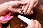 Usar esmaltes de buena calidad es una de las claves para que la manicura perdure.