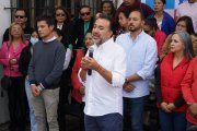 El alcalde electo dio declaraciones con sus partidarios, entre ellos artistas populares como Patty Ray (izq).