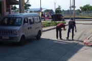 Cerca a la furgoneta, los agentes encontraron cinco indicios balísticos.