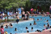 Las siete piscinas estuvieron a tope durante el feriado de carnaval. Las autoridades dijeron que el agua se cambia todos los días.
