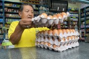 Jorge Silva, propietario de una tienda de abarrotes, ha notado incremento en el precio de la cubeta de huevos.