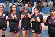 Las jugadoras del equipo Fénix, de la liga La Comuna, llevan largas y coloridas uñas.