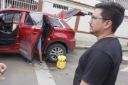 Luis se dedicó ayer a secar el interior de su ‘nave’, que había estacionado fuera de su casa.