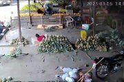 Al cargador de frutas lo sorprendieron cuando conversaba en el mercado.