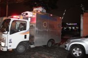 Los cuerpos fueron embarcados en el camión de Medicina Legal y luego los Transportaron hasta la morgue de la Policía.