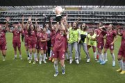 La celebración de las jugadoras del colegio Americano tras recibir el trofeo como campeonas.