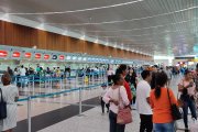 Los pasajeros llegan con incertidumbre a la terminal aérea, pese a que los vuelos se restablecieron.