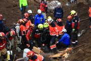 Siguen rescatando personas en el deslave de Alausí.