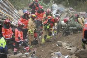 Rescatistas buscan a personas sepultadas tras un alud de tierra, hoy en Alausí (Ecuador).