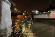 Personal especializado trabajó para la evacuación de las personas afectadas por la inundación en el cantón Rumiñahui, en Pichincha.