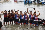 Los remeros del Club Ab. Manuel Calle-Astillero celebran el triunfo.