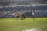 La cancha del estadio Capwell fue afectada por la lluvia.