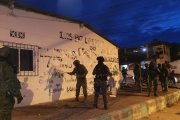 En las redadas contra las bandas, agentes de las Fuerzas Armadas han borrado unos  dibujos representativos en supuestas zonas.