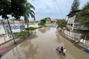 El agua entró por el malecón e inundó las principales calles de París Chiquito.
