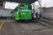 Accidente. Agentes de la Policía revisan el bus de la Cooperativa de Transporte Tumbaco, que estaría involucrado en el atropello del académico.