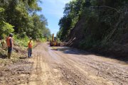 En unos tramos de la carretera retiraron la tierra y árboles virados.