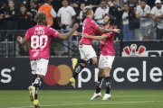 Lautaro Díaz (d) liquidó con sus dos goles al Corinthians en la victoria de Independiente del Valle en Sao Paulo.
