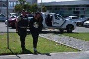El sujeto fue detenido tras un atraco violento. Al revisarlo, le encontraron el arma de fuego usada para herir a un cuidador.