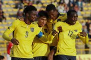 AMDEP1457. BOGOTÁ (COLOMBIA), 12/02/2023.- Justin Cuero (i) de Ecuador celebra un gol hoy, en un partido de la fase final del Campeonato Sudamericano Sub'20 entre las selecciones de Ecuador y Paraguay en el estadio de Techo en Bogotá (Colombia). EFE/ Carlos Ortega