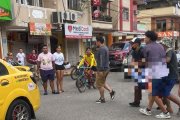 Unas personas cargaron a Carlos Castillo hasta una motocicleta procurando salvarlo.