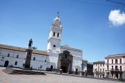 En Quito se vivió una tensa calma luego del decreto presidencial. Personas que iban a puntos como la plaza de Santo Domingo  lo hacían tranquilamente.