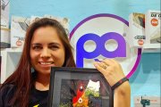 La ecuatoriana ganó un premio por las ventas de sus cursos, que suman a miles de mujeres de varios países que buscan emprender.