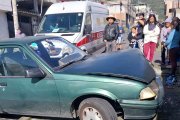 El vehículo impactó a Gabriela luego de intentar no chocar contra el auto del que ella se bajaba.