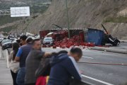 El tráiler estaba cargado de gaseosas. Las botellas ‘volaron’ por todo el lugar.