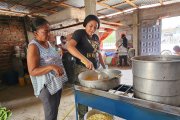 Liderador por Érika Chérrez, en la cocina comunitaria se preparan ollones de comida para repartir a los afectados.