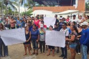 Residentes de la isla Isabela salieron a reclamar por la muerte del joven Jahir Gil, que esperó nueve horas para su traslado a San Cristóbal.