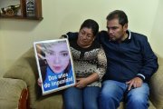 Arturo Espinosa y su esposa, María Clemencia Lagla, recuerdan a su hija todos los días. Tienen varios carteles con su rostro.