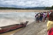 El cuerpo fue trasladado desde el islote hasta la orilla.