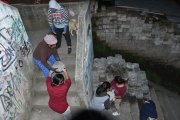 Hombres, mujeres y niños trabajan en la regeneración de Miraflores Alto 2, en el noroccidente de Quito.