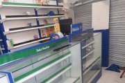Los delincuentes tuvieron el tiempo suficiente para robar en una farmacia en el sur de Ambato.