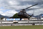 El helicóptero aterrizó en la cancha del estadio Olímpico de Ibarra tras la paralización del juego entre La Cantera FC e Independiente Ibarra.