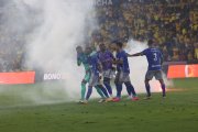 En el Clásico del Astillero, los hinchas de Barcelona lanzaron bengalas al campo de juego, cerca de los jugadores de Emelec. 
PERIODISTA :GINO ZAMBRANO 

FECHA : 03/06/2023 

Agencia (ag-extra)