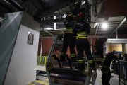 Personal del Cuerpo de Bomberos de Quito atendiendo la emergencia