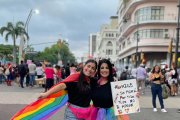 Jazmín y su hija Milly, en el marcha del Orgullo en Guayaquil.