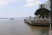 Desde el río Guayas, se aprecian varios sitios emblemáticos de la ciudad portuaria.